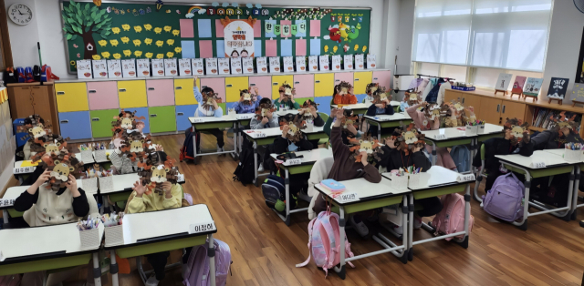 초등학교에 입학하는 아이들은 스스로 무언가를 할 수 있는 습관을 기르는 것이 중요하다. 사진은 부산 부산진구 가야초등학교에서 1학년 학생들이 놀이 수업을 받고 있는 모습. 부산시교육청 제공