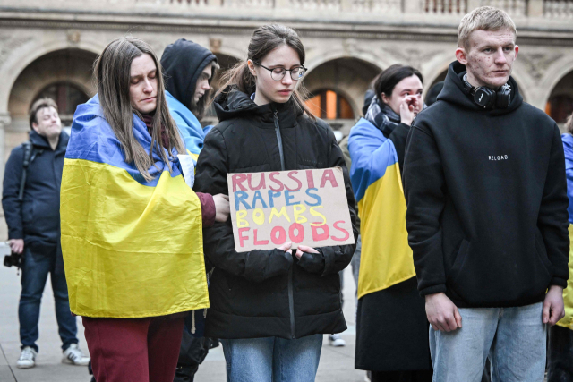 16일(현지 시간) 체코 프라하 국립극장 앞 광장에서 러시아 공습으로 사망한 이들을 추모하는 집회가 열리고 있다. AFP연합뉴스
