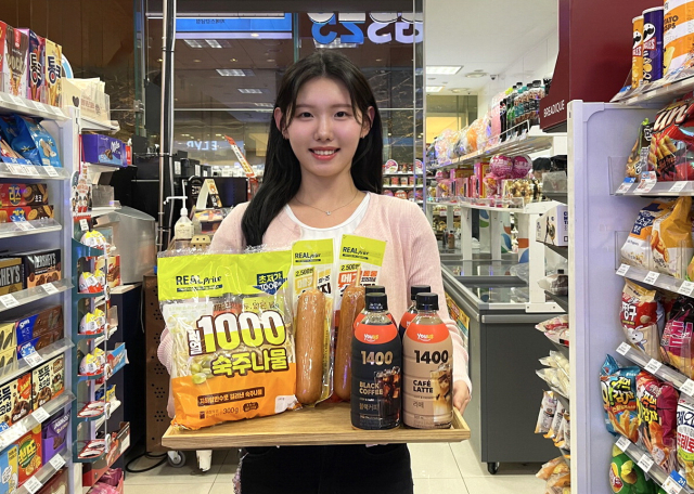 GS25 관계자가 초가성비 상품 라인업을 선보이고 있다. GS리테일 제공