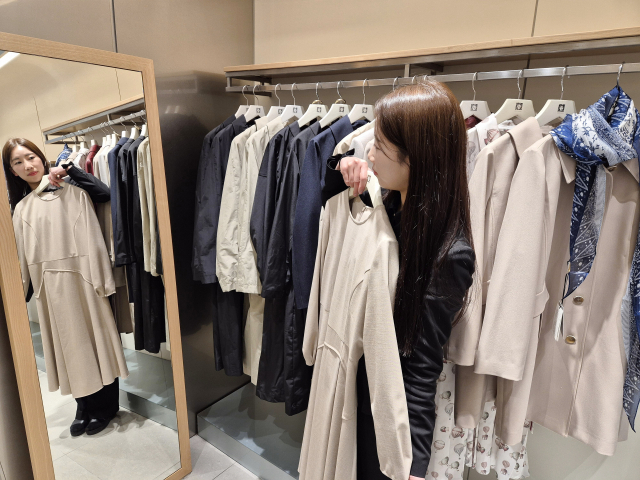 롯데백화점 동래점 3층 여성관에서는 오는 31일까지 여성 잡화 브랜드 ‘앤 클라인’ 팝업스토어가 열린다. 드뮤어 클래식을 콘셉트로 다양한 원피스, 블라우스 등을 선보이며 팝업스토어를 기념해 20% 할인 판매한다. 롯데백화점 제공