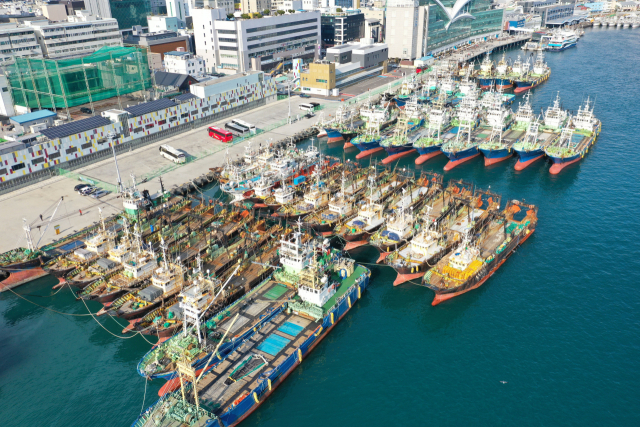 대형선망조합 소속 한 선사의 선단 감척이 확정되면서 전국으로 유통되는 고등어 대부분을 잡는 대형선망조합이 해산 위기에 처했다. 17일 오후 부산 중구 자갈치시장 물양장 앞에 대형선망 선박들이 줄지어 정박해 있다. 정종회 기자 jjh@