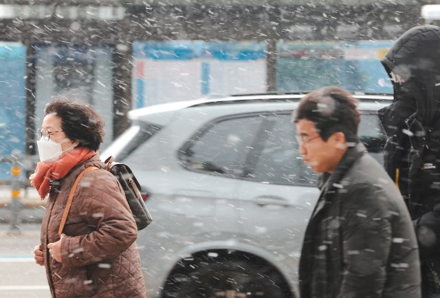 지난달 7일 오전 부산시 동구 부산진역 인근에 눈이 내리고 있는 모습. 정대현 기자 jhun@