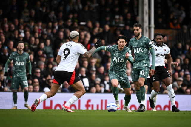 17일(한국 시간) 토트넘 홋스퍼의 손흥민(가운데)이 EPL 정규리그 풀럼과의 경기에서 상대 선수와 공 다툼을 벌이고 있다. AFP연합뉴스