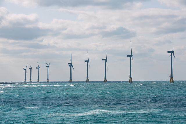 정부 주도 ‘계획입지 제도’ 도입, 수산업 지원 강화 등을 골자로 한 해상풍력특별법이 18일 국무회의를 통과했다. 사진은 국내 최초 상업용 해상풍력발전 단지인 제주시 한경면 탐라해상풍력발전 전경. 부산일보DB
