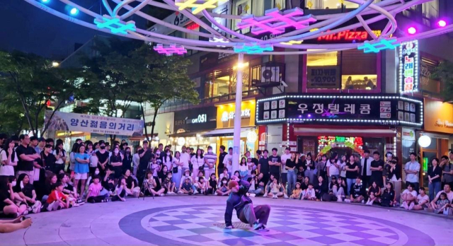 경남도 제1호 소상공인 특화 거리로 지정된 양산 젊음의 거리에서 버스킹이 열리고 있는 모습. 양산시 제공