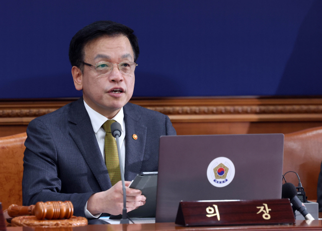 최상목 대통령 권한대행 부총리 겸 기획재정부 장관이 18일 정부서울청사에서 열린 국무회의에서 발언하고 있다. 연합뉴스