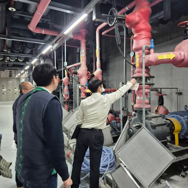 창원소방본부 관계자가 창원 내 지하 주차장의 스프링클러를 점검하는 모습. 창원소방본부 제공