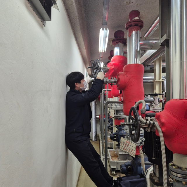 창원소방본부 관계자가 창원 내 지하 주차장의 스프링클러를 점검하는 모습. 창원소방본부 제공