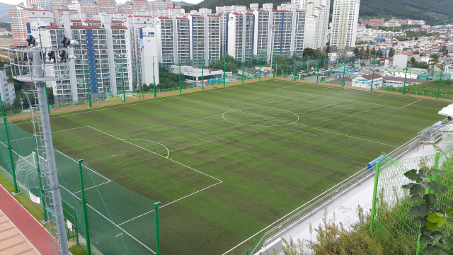 경남 김해시 임호체육공원에 설치된 인조 잔디. 김해시 제공