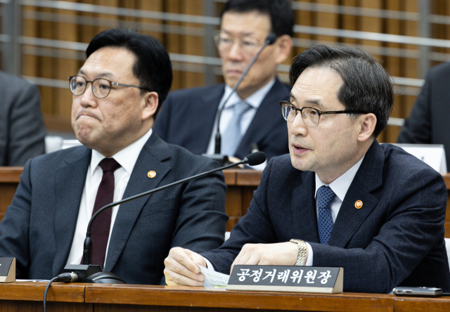 한기정 공정거래위원회 위원장이 18일 서울 여의도 국회 정무위원회에서 열린 홈플러스·MBK 파트너스 및 삼부토건 관련 긴급 현안질의에서 의원 질의에 답변하고 있다. 국회사진기자단 제공