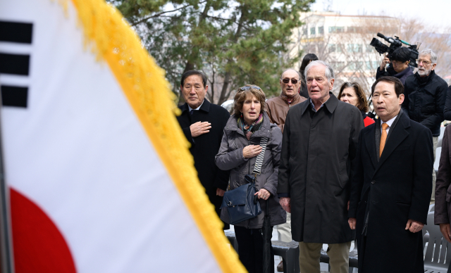 1950년 12월, 흥남철수작전 당시 메러디스 빅토리호에 승선해 작전 성공에 기여한 벌리 스미스(가운데 오른쪽) 씨가 부인 바바리 스미스 여사와 함께 18일 거제를 방문해 제19회 흥남철수 기념식에 참석했다. 거제시 제공