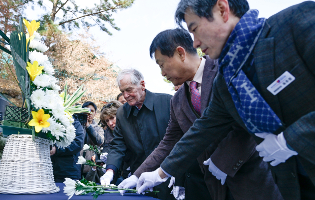 1950년 12월, 흥남철수작전 당시 메러디스 빅토리호에 승선해 작전 성공에 기여한 벌리 스미스 씨(가운데)가 18일 거제를 방문해 흥남철수작전기념비에 헌화했다. 거제시 제공