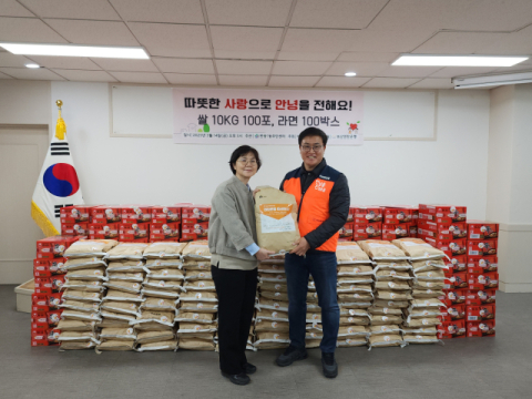 왼쪽부터 해운대구 반송1동주민센터 김부혜 동장, 부산연탄은행 강정칠 대표