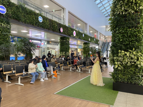 지난 14일 부산종합버스터미널 퇴근길 버스킹 공연을 감상하는 이용객의 모습. 부산시설공단 제공