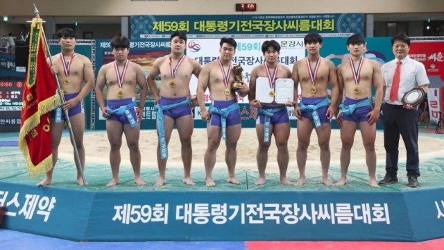제39회 전국 시·도대항 장사씨름대회가 오는 24일부터 30일까지 통영시 충무체육관에서 열린다. 사진은 대회 우승을 노리는 충무고등학교 씨름부. 통영시 제공