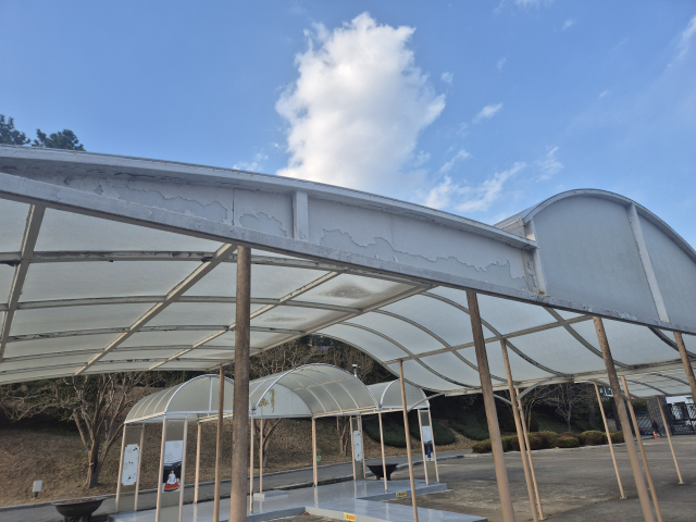 지난 17일 부산 동래구 충렬사 광장에 설치된 야외 전통혼례장 시설물 곳곳이 녹슬고 페인트가 벗겨진 채 있다. 김동우 기자 friend@