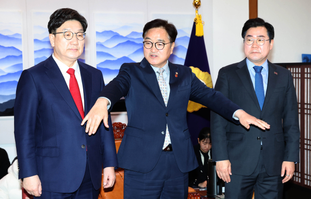 우원식 국회의장이 18일 서울 여의도 국회에서 권성동 국민의힘 원내대표와 박찬대 더불어민주당 원내대표 회동을 주재하고 있다. 연합뉴스