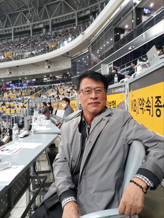 2022년 9월 야구 칼럼니스트로 고척돔에서 취재를 하고 있는 김수인 최동원사업회 후원회장.