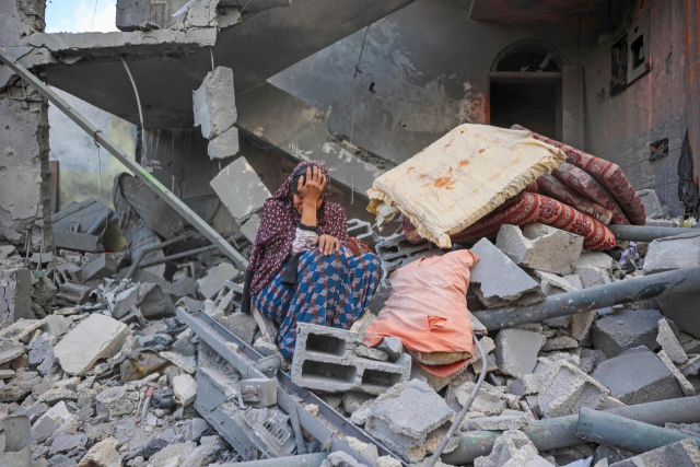 18일(현지 시간) 가자지구 내 난민캠프에서 이스라엘의 공습으로 집을 잃은 여성이 망연자실한 채 울고 있다. 이스라엘은 지난 1월 휴전 이후 가장 큰 공격을 감행했다. AFP연합뉴스