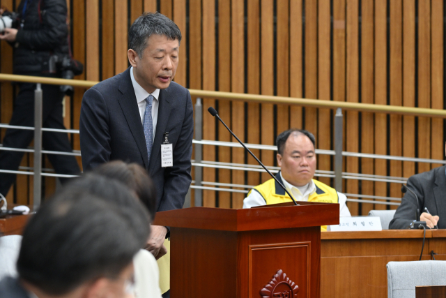 18일 국회에서 열린 정무위 긴급 현안질의에서 김광일MBK 파트너스 부회장 겸 홈플러스 공동 대표가 의원들의 질의에 답하고 있다. 연합뉴스