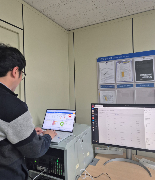 KTL 직원이 의료기기 사이버보안 시험평가 장비를 다루고 있다. KTL 제공