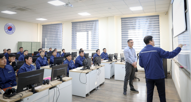 울산 글로벌 인력양성센터에서 코리안 드림을 꿈꾸는 우즈베키스탄 교육생들이 조선업 인력 양성 교육을 받고 있다. 울산시 제공