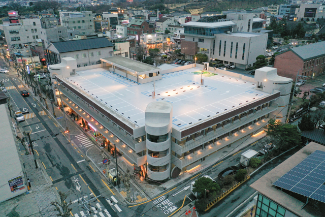 진주 원도심 첫 공영주차타워 개장식을 갖고 운영에 들어갔다. 김현우 기자