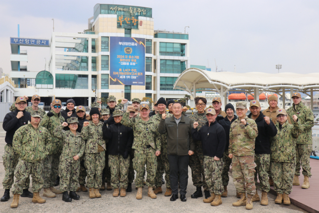 18일 부산항을 방문한 주한미해군작전사령부 관계자들이 부산항만공사 앞에서 화이팅을 외치고 있다. BPA 제공