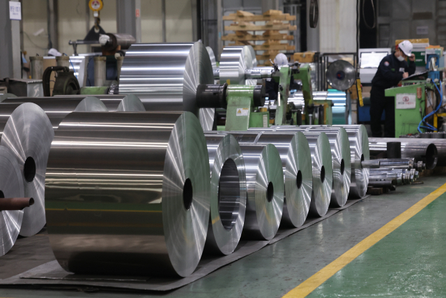 도널드 트럼프 미국 대통령이 예고한 철강·알루미늄 25% 관세 부과가 시행되는 지난 12일 경기 화성시의 한 알루미늄 제품 제조업체 공장에 알루미늄 제품들이 놓여있다. 연합뉴스