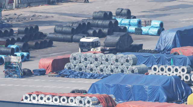 미국 도널드 트럼프 행정부가 모든 수입산 철강·알루미늄 제품에 25% 관세를 부과하겠다고 예고한 지난 12일을 하루 앞둔 11일 경기도 평택항에 철강 제품이 쌓여 있다. 연합뉴스