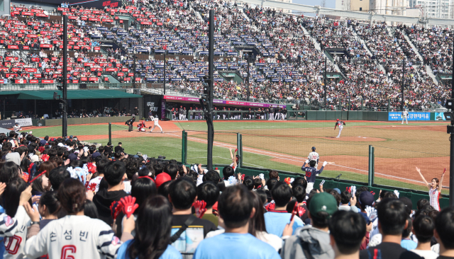 이달 9일 부산 사직야구장에서 열린 2025 KBO리그 KIA 타이거즈-롯데 자이언츠의 시범경기 모습. 올해 사직구장에서의 첫 경기는 오는 28일 열린다. 부산일보DB
