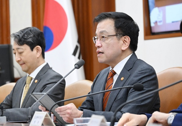 최상목 대통령 권한대행 부총리 겸 기획재정부 장관이 3월 19일 정부세종청사에서 열린 '국정현안관계장관회의 겸 경제관계장관회의 겸 산업경쟁력강화관계장관회의'를 주재하며 모두발언을 하고 있다. 기재부 제공