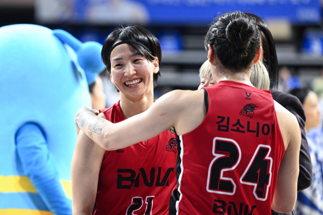 부산 BNK 선수들이 18일 충남 아산이순신체육관에서 열린 2024-2025 여자프로농구 챔피언결정전 2차전 아산 우리은행과의 경기에서 승리한 뒤 기뻐하고 있다. 한국여자농구연맹 제공