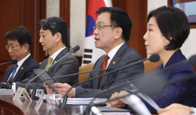 최상목 대통령 권한대행 부총리 겸 기획재정부 장관이 19일 정부서울청사에서 국정현안관계장관회의 겸 경제관계장관회의 겸 산업경쟁력강화관계장관 회의를 하고 있다. 연합뉴스