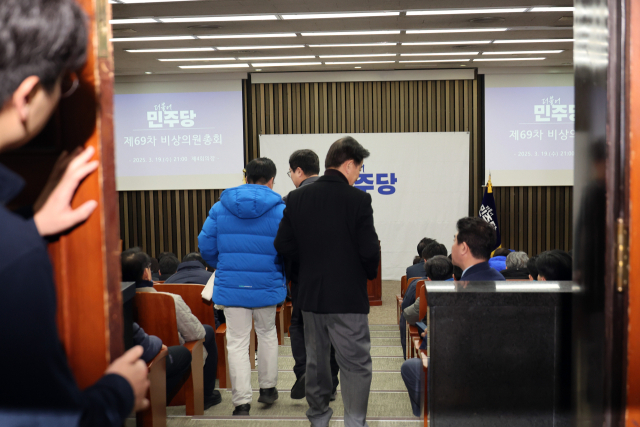 더불어민주당 박찬대 원내대표 등 의원들이 19일 서울 여의도 국회에서 열린 비상의원총회에 참석하고 있다. 연합뉴스