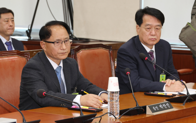 6일 서울 여의도 국회 행정안전위원회에서 열린 김대웅 중앙선거관리위원회 위원 후보자 인사청문회에 자녀 채용 비리와 관련한 증인으로 출석한 박찬진 전 중앙선관위 사무총장과 송봉섭 전 사무차장이 의원질의를 경청하고 있다. 연합뉴스