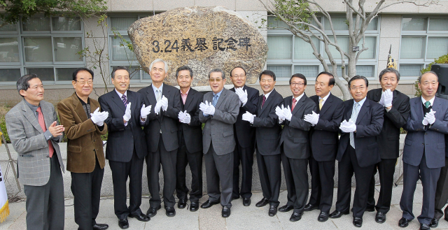 2011년 11월 11일 오전 부산 동구 부산고등학교에서 3.24 의거 기념비 제막식이 열려 행사에 참여한 부산고 14, 15회 졸업생들이 박수를 치고 있다. 부산일보 DB