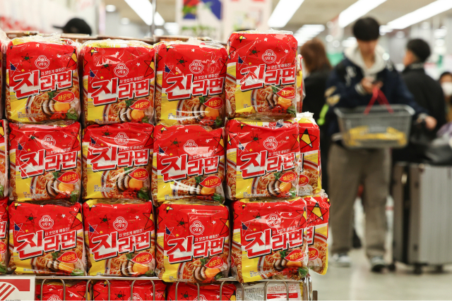 오뚜기가 다음 달부터 라면류 가격을 인상한다고 밝힌 20일 서울 시내 한 대형마트에 오뚜기 진라면이 진열돼 있다. 연합뉴스