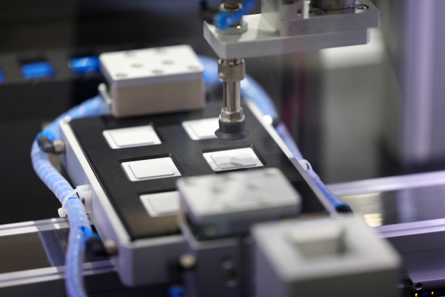 지난달 19일 서울 코엑스에서 열린 국내 최대 규모의 반도체 박람회 '세미콘 코리아 2025'에 참가한 한 업체 부스에서 피에조 밸브 조절 장치를 이용한 반도체 이송 장비 시연이 진행되고 있다. 연합뉴스