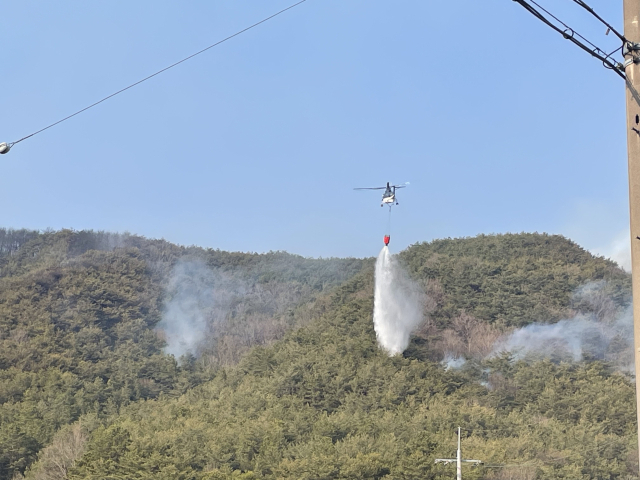 20일 오후 2시 45분께 사천시 곤명면 송림리 산 51-2 일원에서 발생한 산불의 주불이 발생 6시간 15분 만인 오후 9시께 잡혔다. 경남소방본부 제공