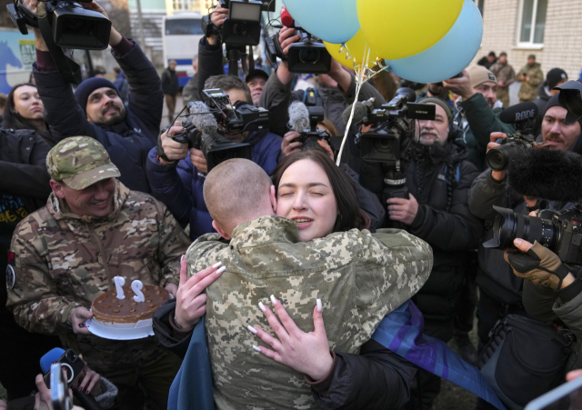 19일(현지 시간) 우크라이나군 포로가 우크라이나 내 알려지지 않은 장소에서 친지들과 감격의 상봉을 하고 있다. 러시아와 우크라이나는 상호 합의로 이날 175명의 포로를 서로 교환했다. 별도로 심각한 부상을 입은 군인을 포함한 22명의 우크라이나 군인도 본국에 송환됐다. EPA연합뉴스