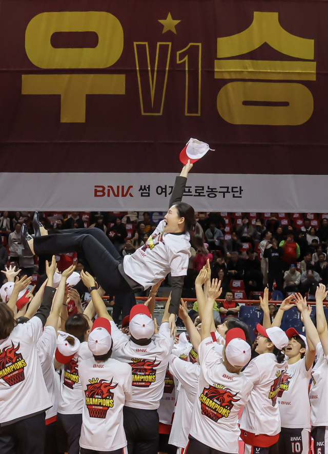 20일 부산 사직체육관에서 열린 하나은행 2024-2025 여자프로농구 챔피언결정 3차전 부산 BNK와 아산 우리은행의 경기. 우승을 차지한 BNK 선수들이 박정은 감독을 헹가래하고 있다. 이날 경기에서 부산 BNK는 아산 우리은행을 상대로 55대 54로 승리를 거두며 구단 창단 후 최초 여자프로농구 챔피언결정전 우승을 거뒀다. 김종진 기자 kjj1761@