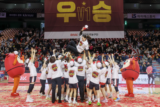 20일 부산 사직체육관에서 열린 하나은행 2024-2025 여자프로농구 챔피언결정 3차전 부산 BNK와 아산 우리은행의 경기. 우승을 차지한 BNK 선수들이 박정은 감독을 헹가래하고 있다. 이날 경기에서 부산 BNK는 아산 우리은행을 상대로 55대 54로 승리를 거두며 구단 창단 후 최초 여자프로농구 챔피언결정전 우승을 거뒀다. 김종진 기자 kjj1761@