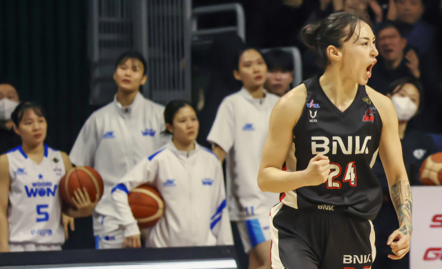 20일 부산 사직체육관에서 열린 하나은행 2024-2025 여자프로농구 챔피언결정 3차전 부산 BNK와 아산 우리은행의 경기. 우승히 확정되자 부산 BNK 김소니아가 포효하고 있다. 김종진 기자 kjj1761@