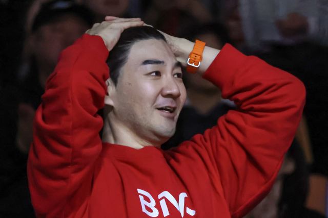 20일 부산 사직체육관에서 열린 하나은행 2024-2025 여자프로농구 챔피언결정 3차전 부산 BNK와 아산 우리은행의 경기. 부산 BNK 박정은 감독의 남편인 한상진 배우가 우승이 확정되자 감격하고 있다. 김종진 기자 kjj1761@