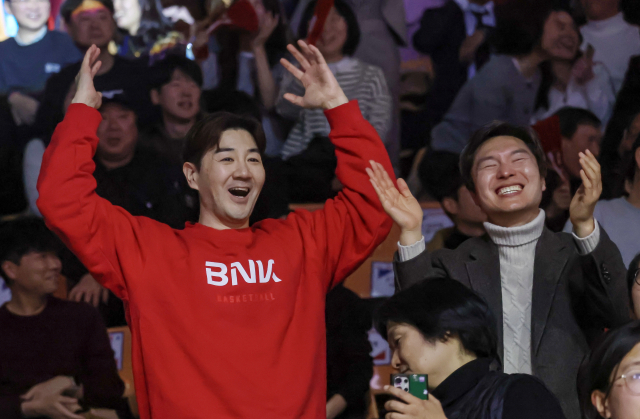 20일 부산 사직체육관에서 열린 하나은행 2024-2025 여자프로농구 챔피언결정 3차전 부산 BNK와 아산 우리은행의 경기. 부산 BNK 박정은 감독의 남편인 한상진 배우가 우승을 축하하고 있다. 김종진 기자 kjj1761@