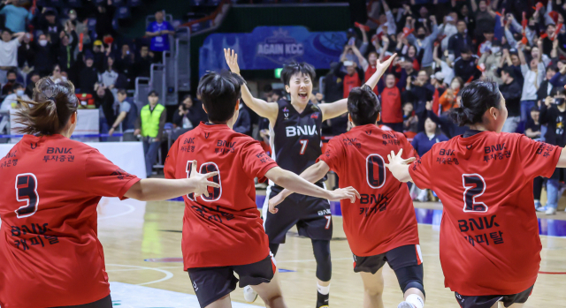 20일 부산 사직체육관에서 열린 하나은행 2024-2025 여자프로농구 챔피언결정 3차전 부산 BNK와 아산 우리은행의 경기. 경기가 끝나자 부산 BNK 선수들이 우승을 축하하고 있다. 김종진 기자 kjj1761@