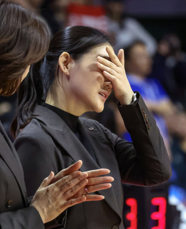 20일 부산 사직체육관에서 열린 하나은행 2024-2025 여자프로농구 챔피언결정 3차전 부산 BNK와 아산 우리은행의 경기. 우승이 확정되자 부산 BNK 박정은 감독이 눈물을 훔치고 있다. 김종진 기자 kjj1761@