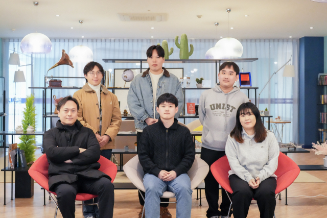 (좌측 하단부터 반시계 방향) 오현철 교수, 박재우 연구원(공동 제1저자), 정민지 박사(공동 제1저자), 이정원 연구원, 박태웅 연구원, 정성엽 연구원. UNIST 제공