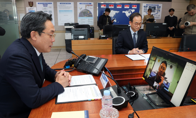 강도형 해양수산부 장관이 지난 19일 정부세종청사 해수부 종합상황실에서 우리 선박 보호를 위해 아덴만 해역으로 파병 예정인 청해부대 45진 임태웅 함장과 영상 통화를 하며 격려하고 있다. 연합뉴스